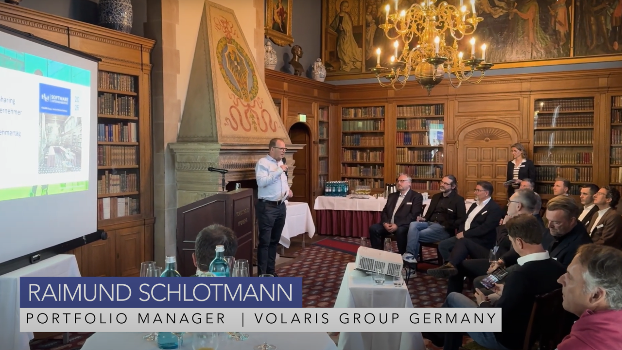 Raimund Schlotmann begrüßt die Teilnehmer auf dem ersten Software Unternehmertag 2025 im Schlosshotel Kronberg